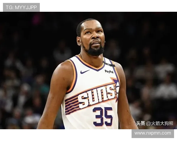 杜兰特亮相火箭常规赛首秀身着格子上衣鸭舌帽帅气登场备战旧主雷霆